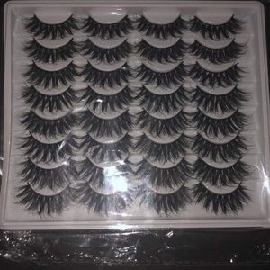 16 pairs of eyelashes